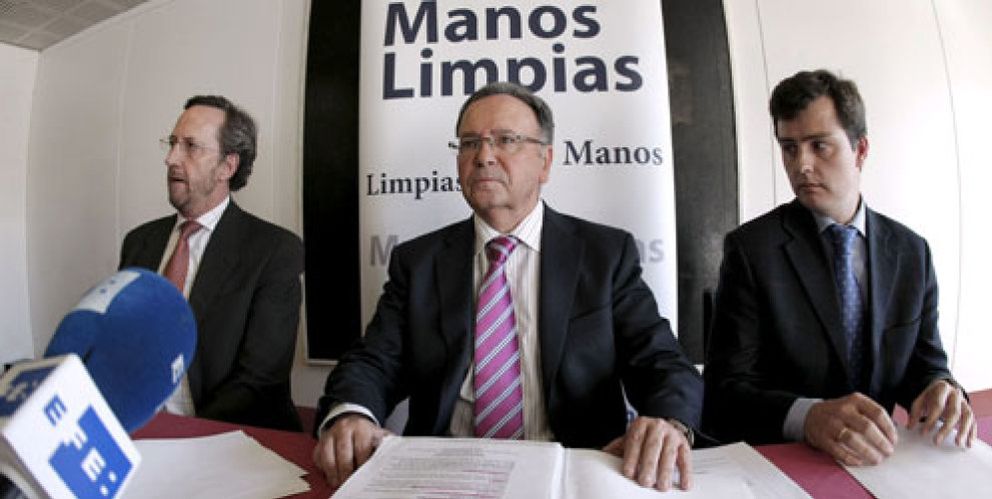 Foto: Manos Limpias presenta centenares de denuncias que terminan en la papelera
