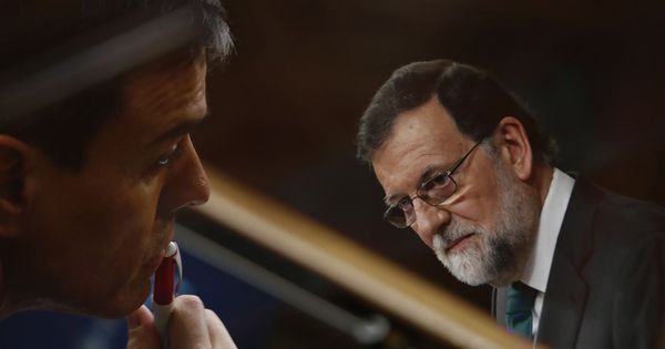 Foto: Multiexposición en cámara con el líder del PSOE, Pedro Sánchez (izda), escuchando la intervención del ya expresidente del Gobierno Mariano Rajoy el pasado 31 de mayo. (EFE)