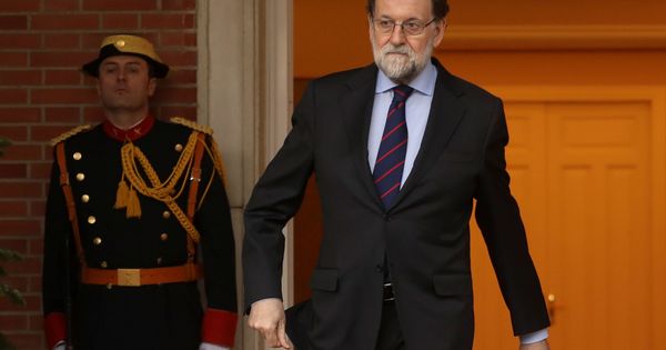 Foto: Rajoy, a las puertas de La Moncloa. (Reuters)
