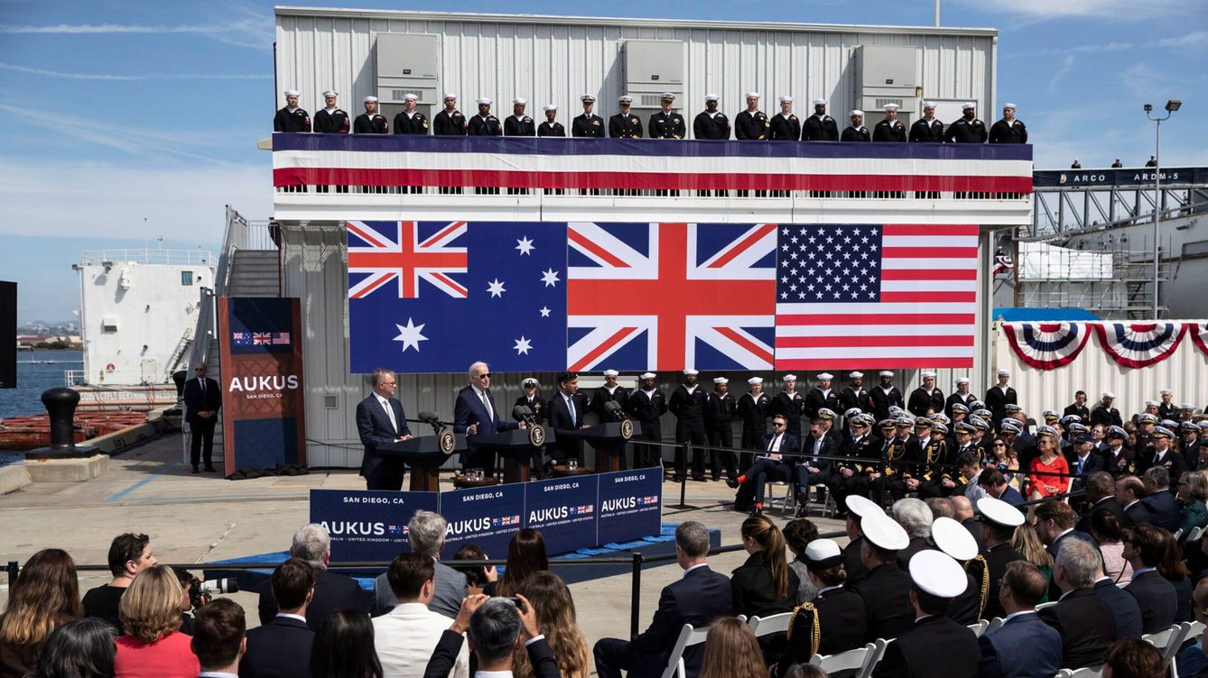 Foto: El presidente de EEUU, Joe Biden (c), el primer ministro australiano, Anthony Albanese (i), y el primer ministro británico, Rishi Sunak, pronuncian sendos discursos sobre la cumbre Australia-Reino Unido-EEUU (Aukus). (EFE/Etienne Laurent)