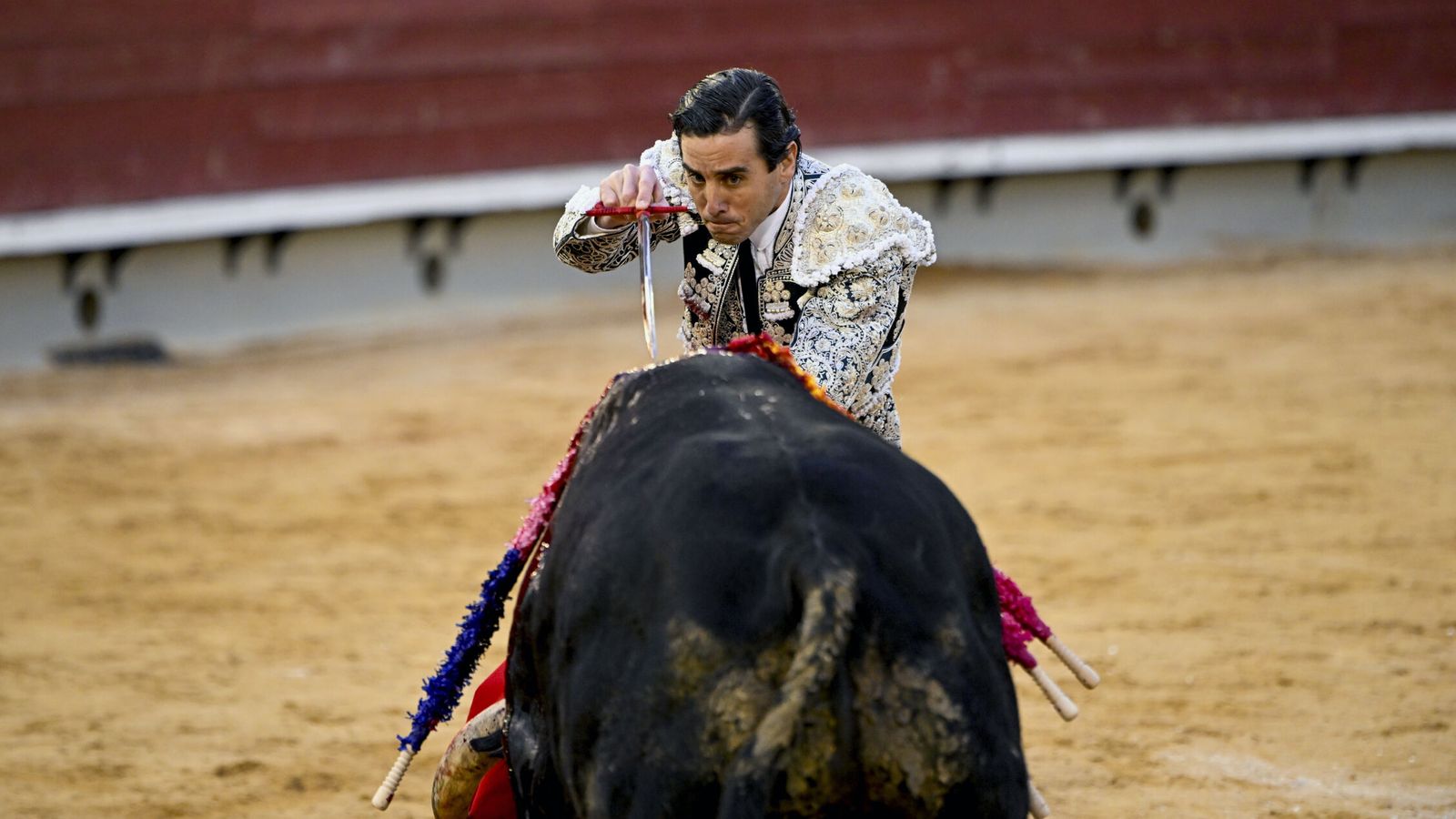 Juan Ortega lidia su segundo toro durante el festejo de la Feria de la Magdalena, en la plaza de toros de Castellón. (EFE)