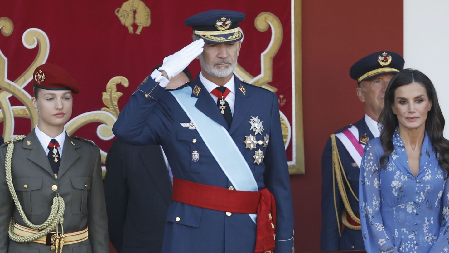 La princesa Leonor, el rey Felipe VI y la reina Letizia en el desfile del Día de la Fiesta Nacional en Madrid. (EFE/Chema Moya)
