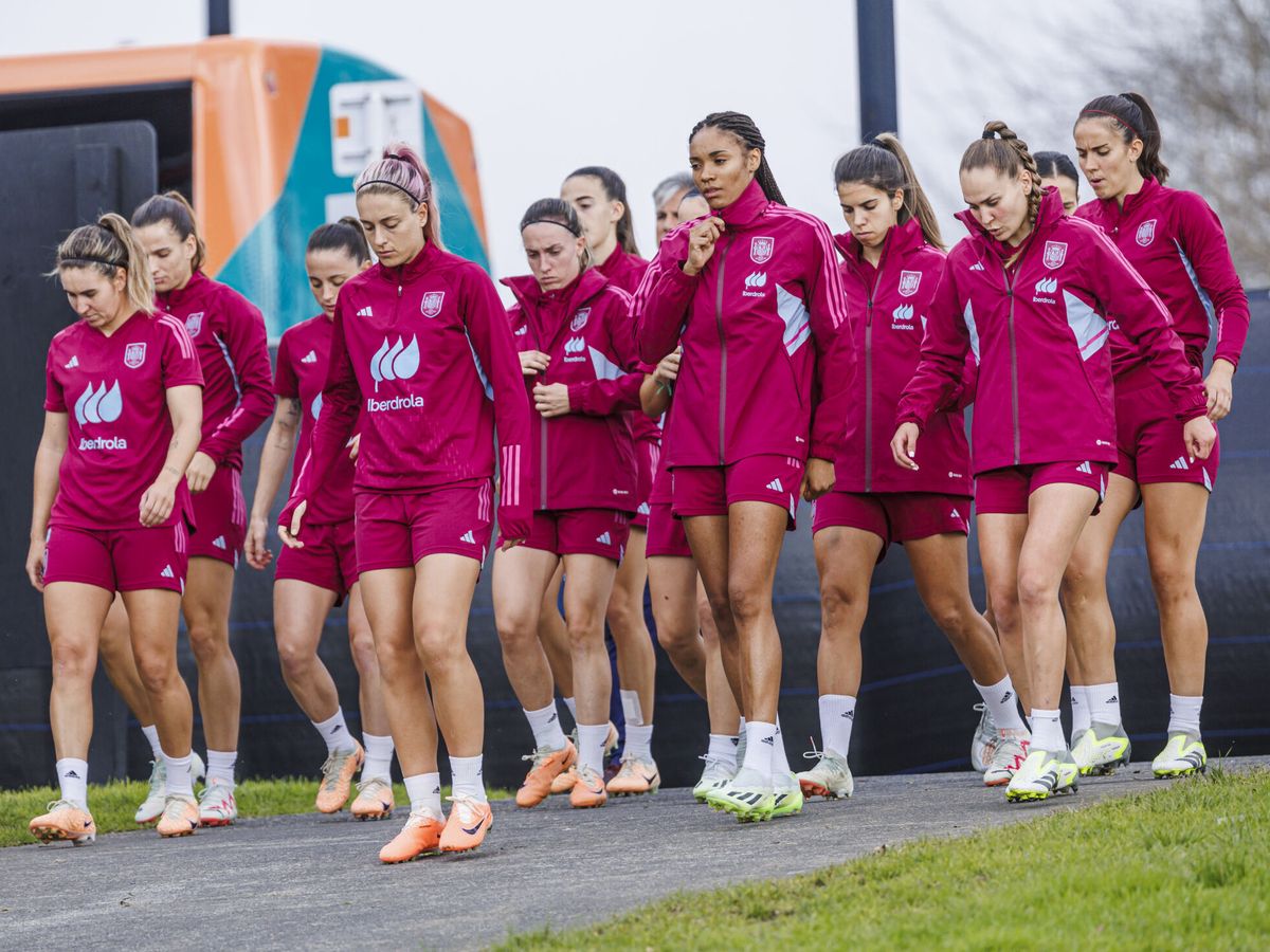 Foto: Las jugadoras españolas se dirigen a un entrenamiento de preparación para su debut mundialista. (EFE/RFEF/Pablo García)