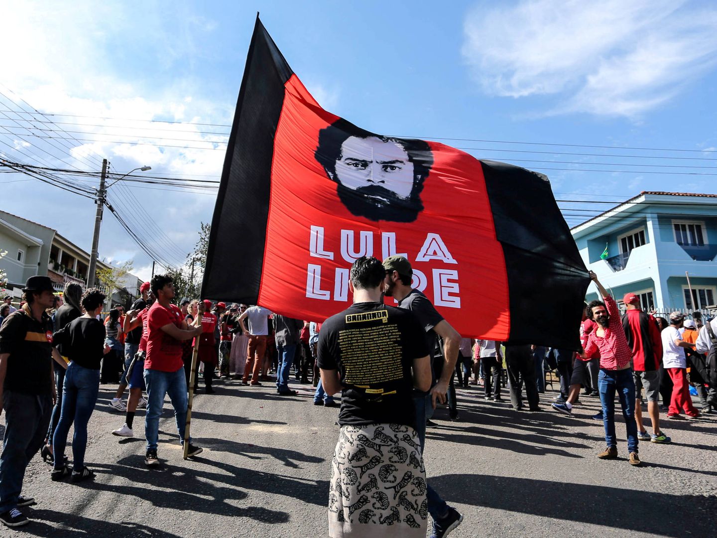 Seguidores de Lula da Silva ante los cuarteles de la policía en Curitiba, Brasil. (Reuters)
