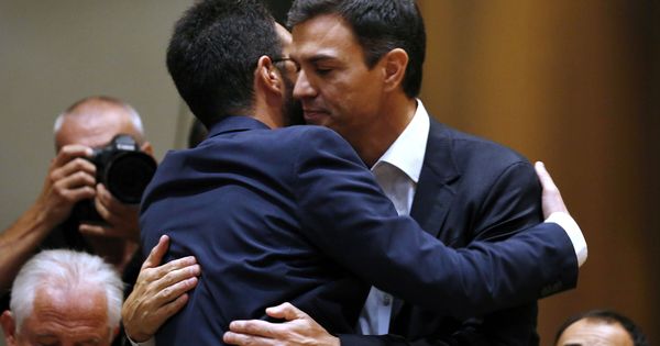 Foto: Pedro Sánchez se abraza a Antonio Hernando, exportavoz parlamentario, antes de su primera intervención ante el grupo tras ser reelegido líder del PSOE. (EFE)