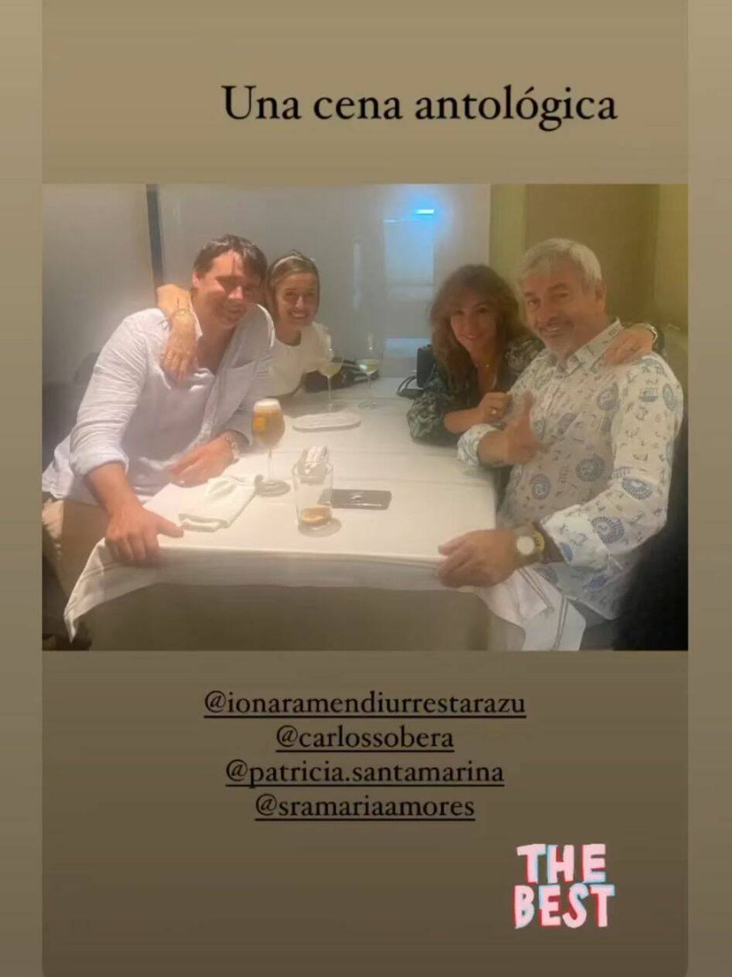 Carlos Sobera e Ion Aramendi con sus parejas cenando. (Instagram/@ionaramendiurrestarazu)