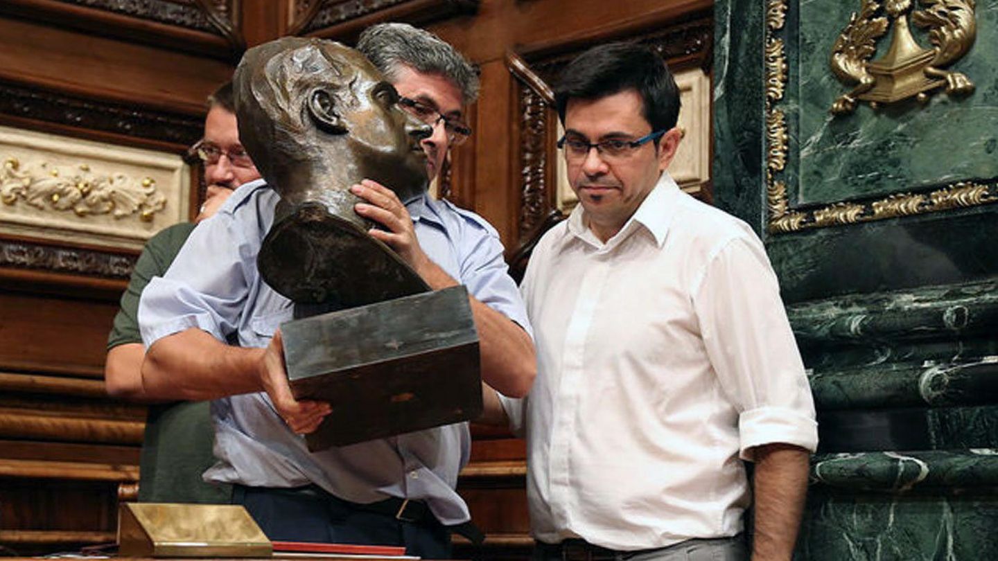 Gerardo Pisarello, del Ayuntamiento de Barcelona, ayuda a retirar el busto del rey Juan Carlos I del Salón de la Reina Regente. (EFE)