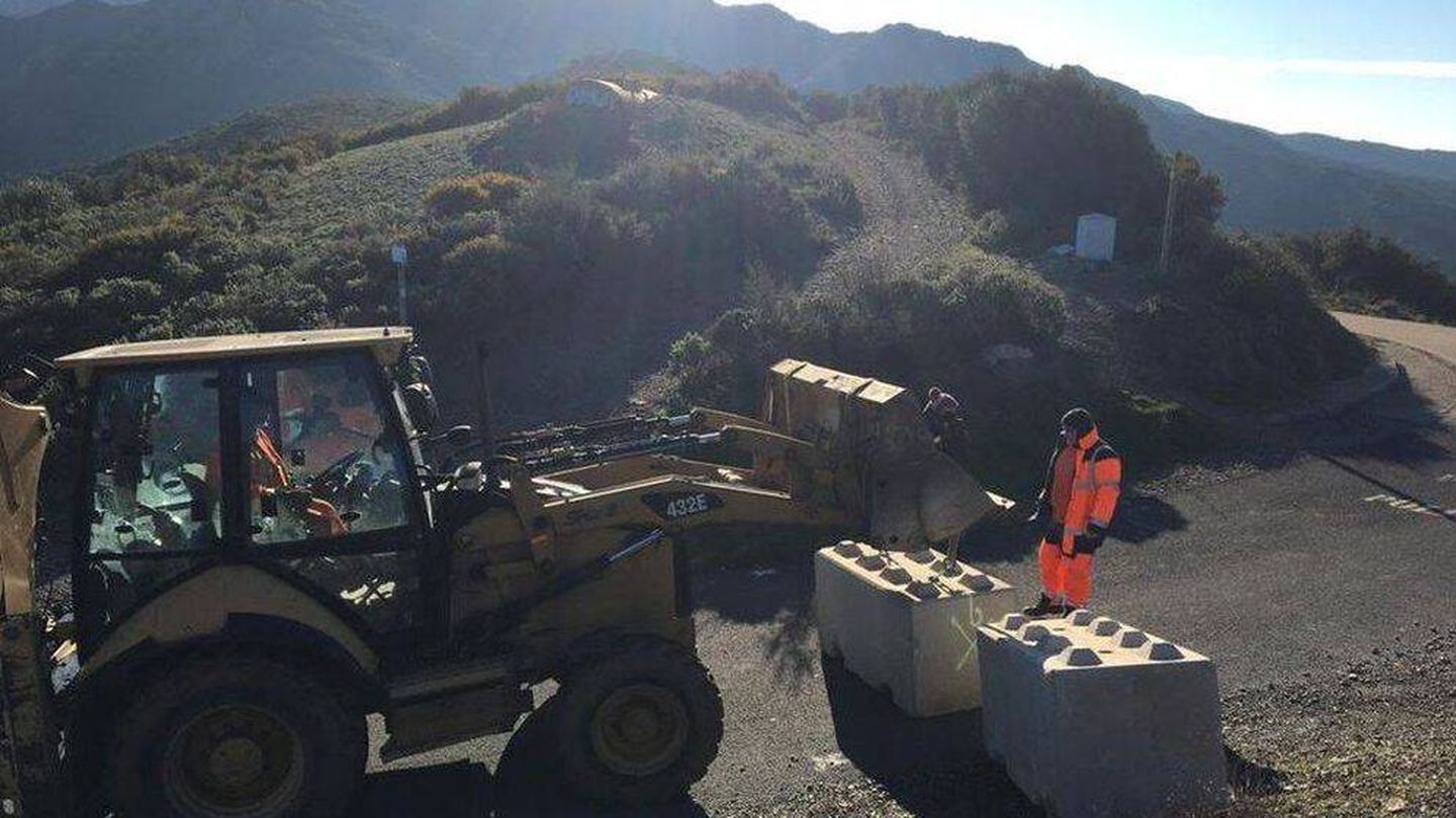 Puerto de Banyuls. Excavadoras francesas colocan, el 11 de enero de 2021, bloques de cemento para impedir el paso. (FR3/Televisión pública francesa)