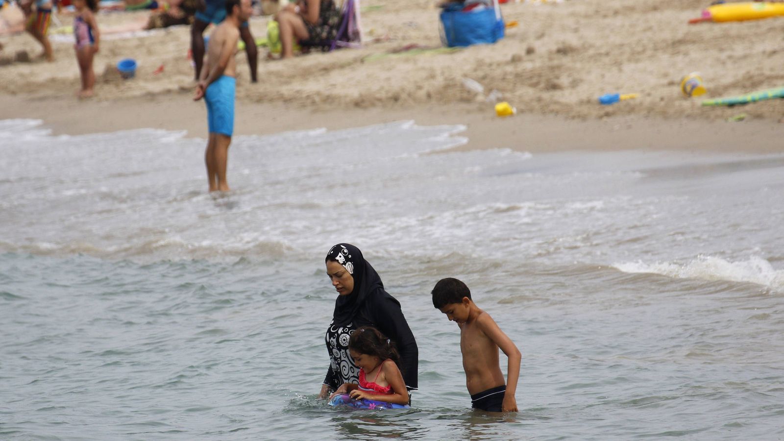 Foto: Una mujer musulmana se baña con burkini en una playa de Marsella, Francia, el 17 de agosto de 2016. (Reuters)