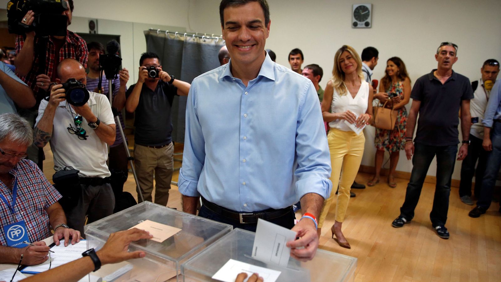 Foto: Pedro Sánchez, líder del PSOE, votando en Pozuelo de Alarcón. (Reuters)