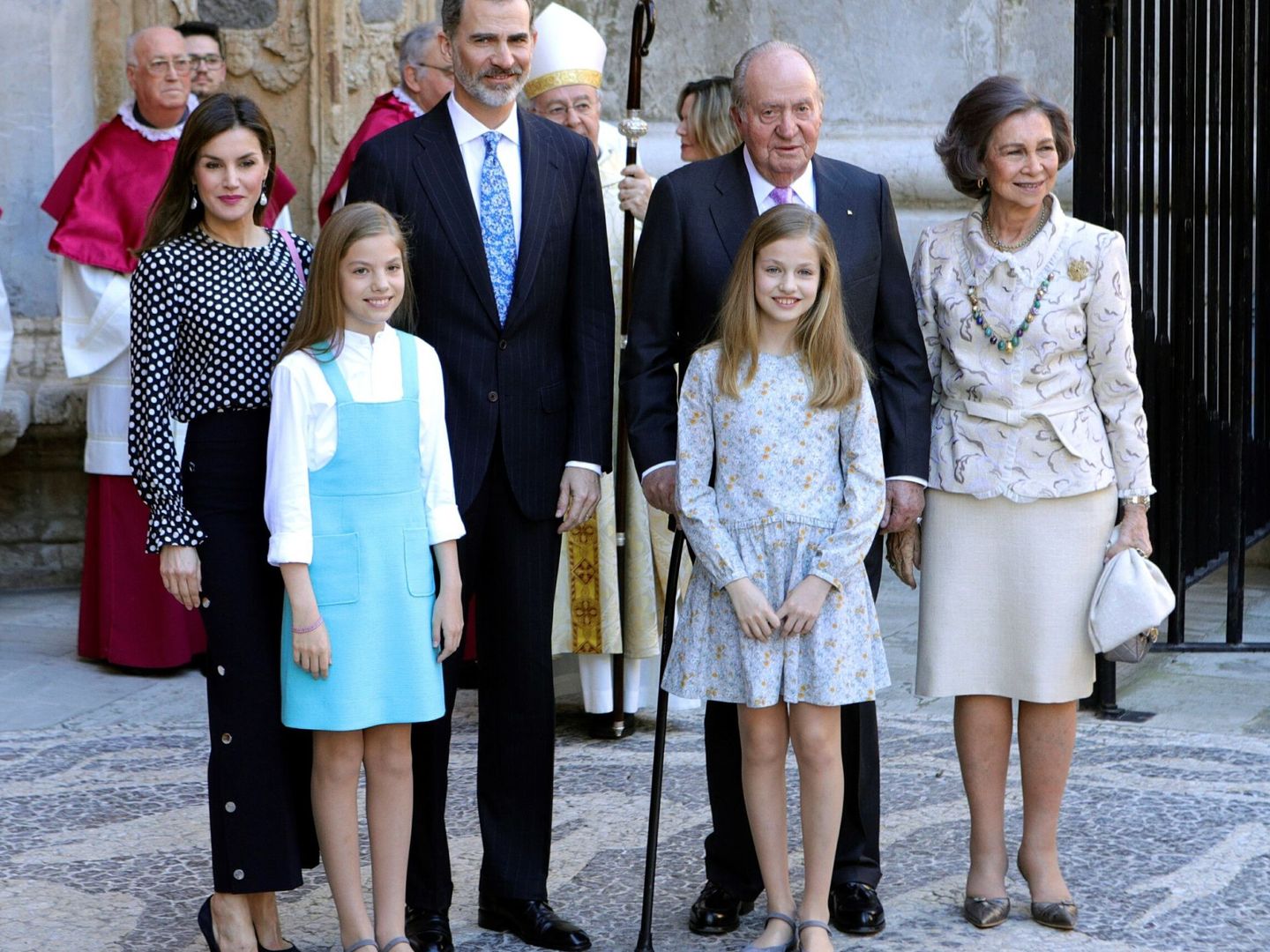 Los reyes Felipe y Letizia, sus hijas y los eméritos, en la catedral de Palma. (EFE)