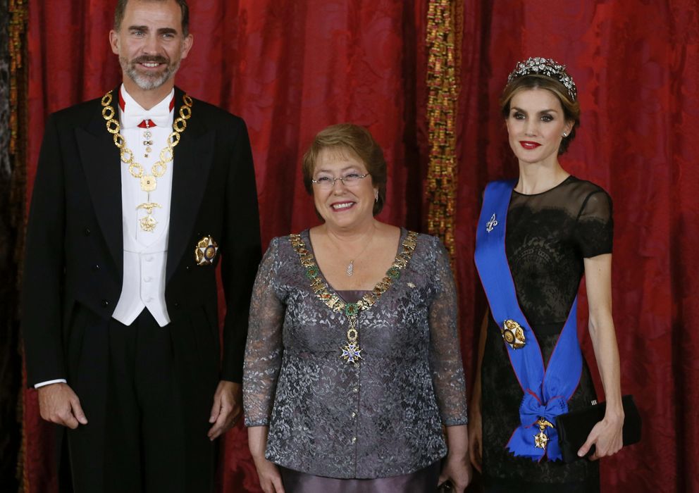Foto: Don Felipe y Doña Letizia junto a la presidenta de Chile (Efe)