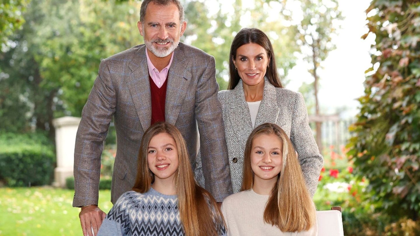 Felicitación de los Reyes y sus hijas en 2021. (Casa Real)