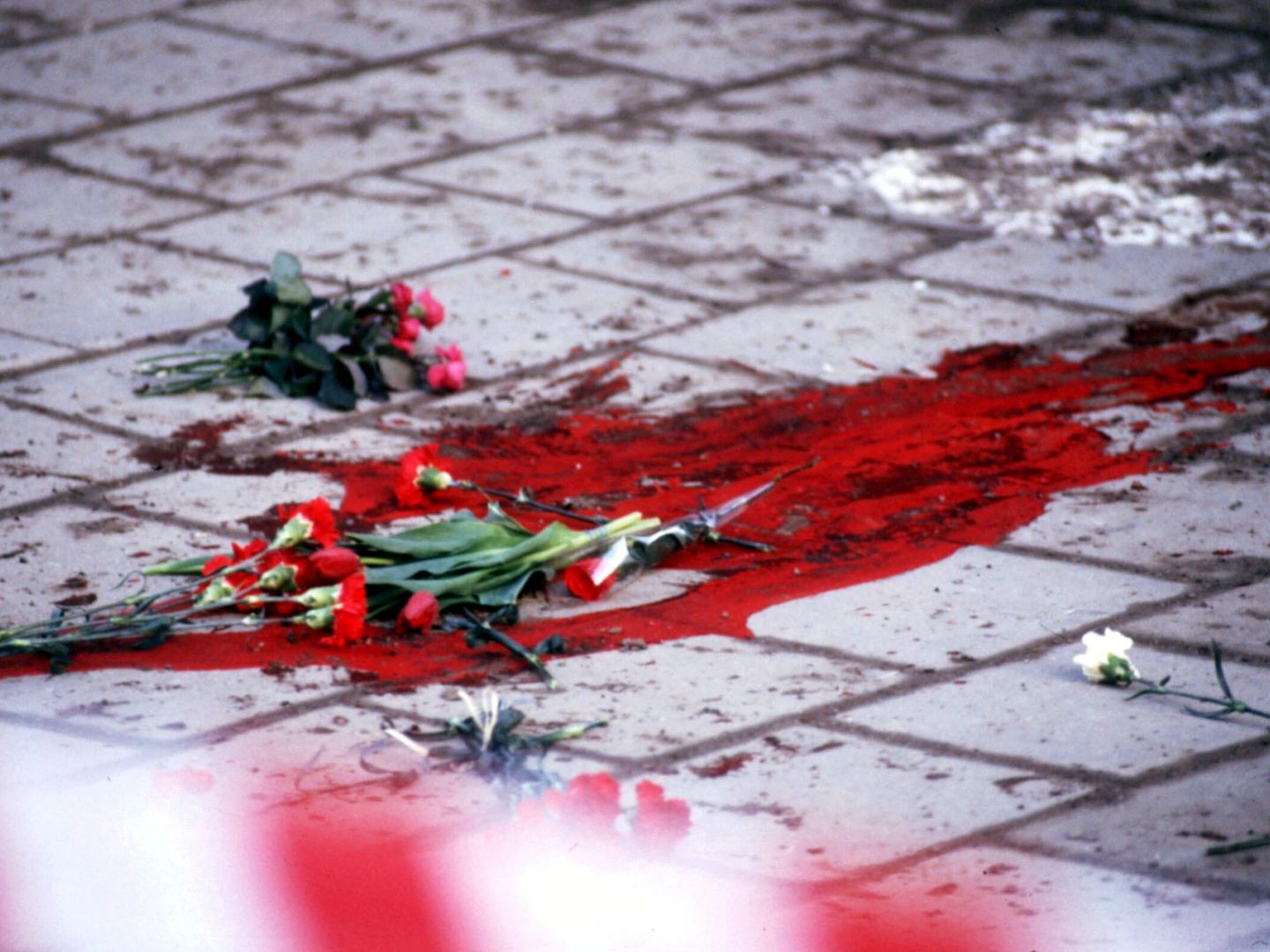 Flores en la escena del crimen en 1986. (Reuters)