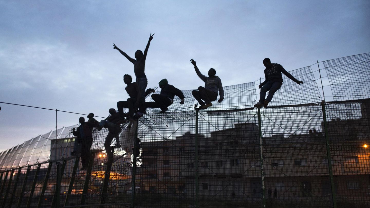 Inmigrantes saltan la valla de Melilla.