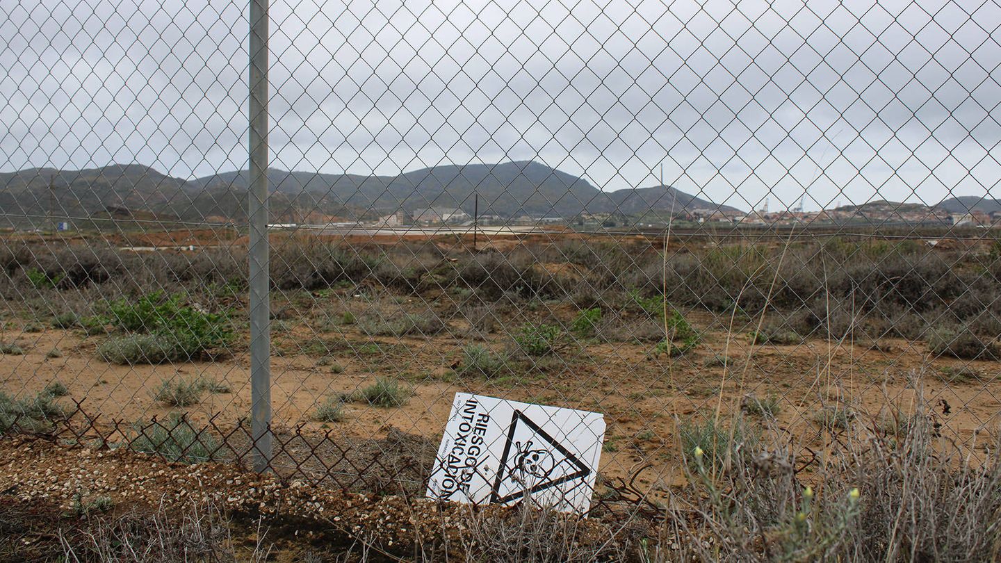Un aviso de peligro por intoxicación en el vallado del terreno de Zinsa. (Borja Fernández)