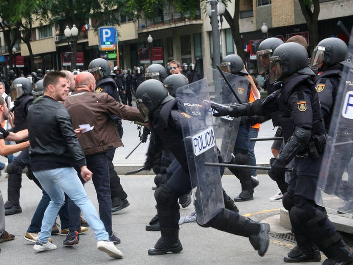 Foto: Cargas policiales el 1 de octubre en Cataluña (EFE)