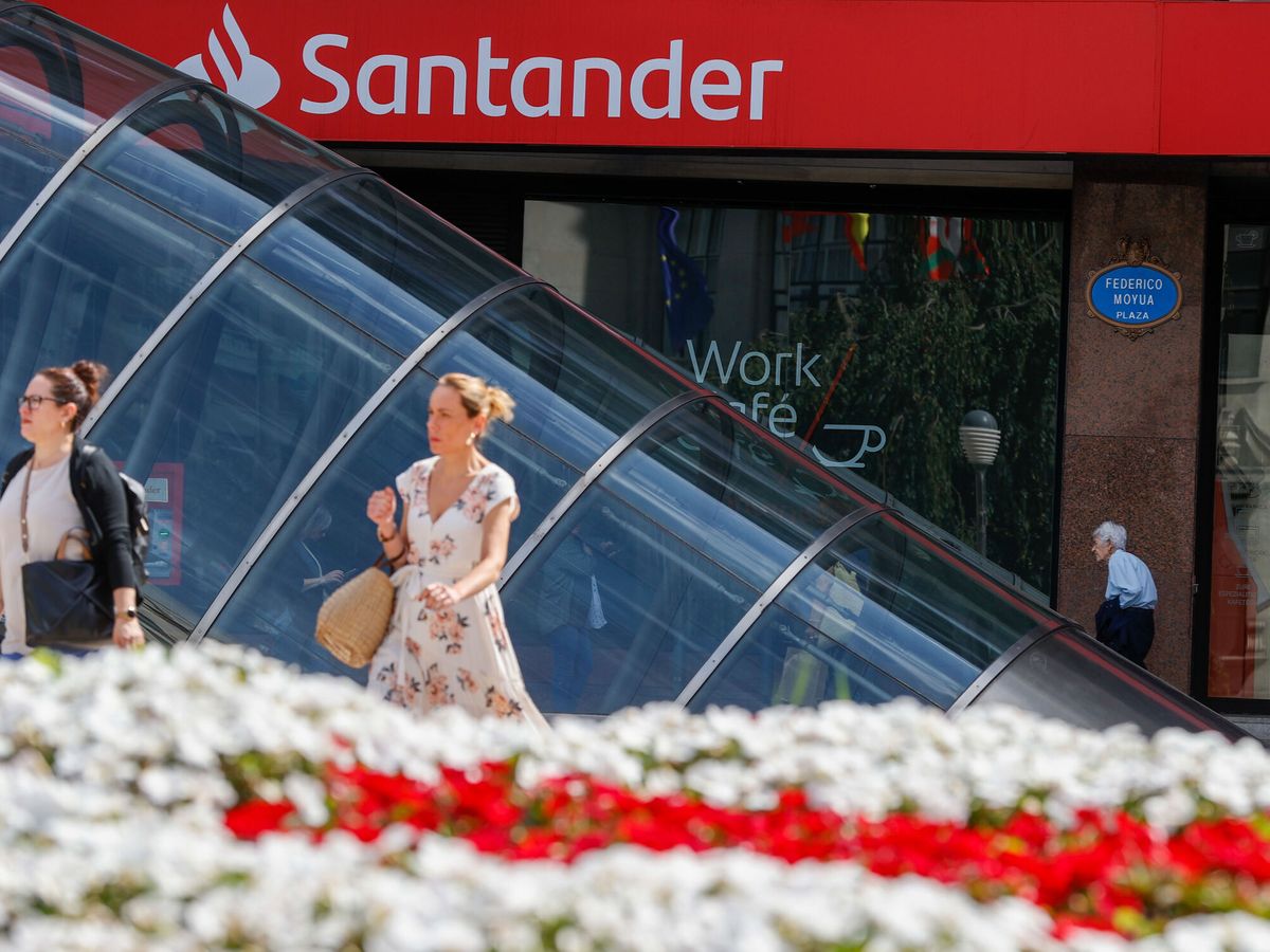 Foto: Oficina de Banco Santander en Bilbao. (EFE/Luis Tejido)