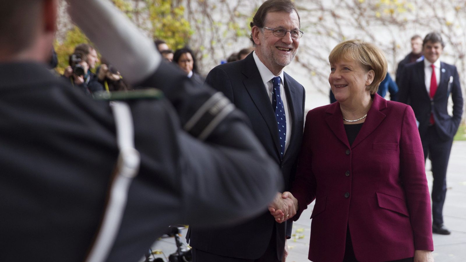 Foto: Mariano Rajoy es recibido por Angela Merkel en Berlín, el pasado noviembre (EFE)