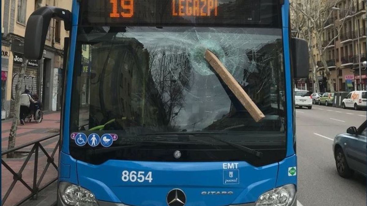 Detienen a un hombre por agredir al conductor de un autobús en Madrid