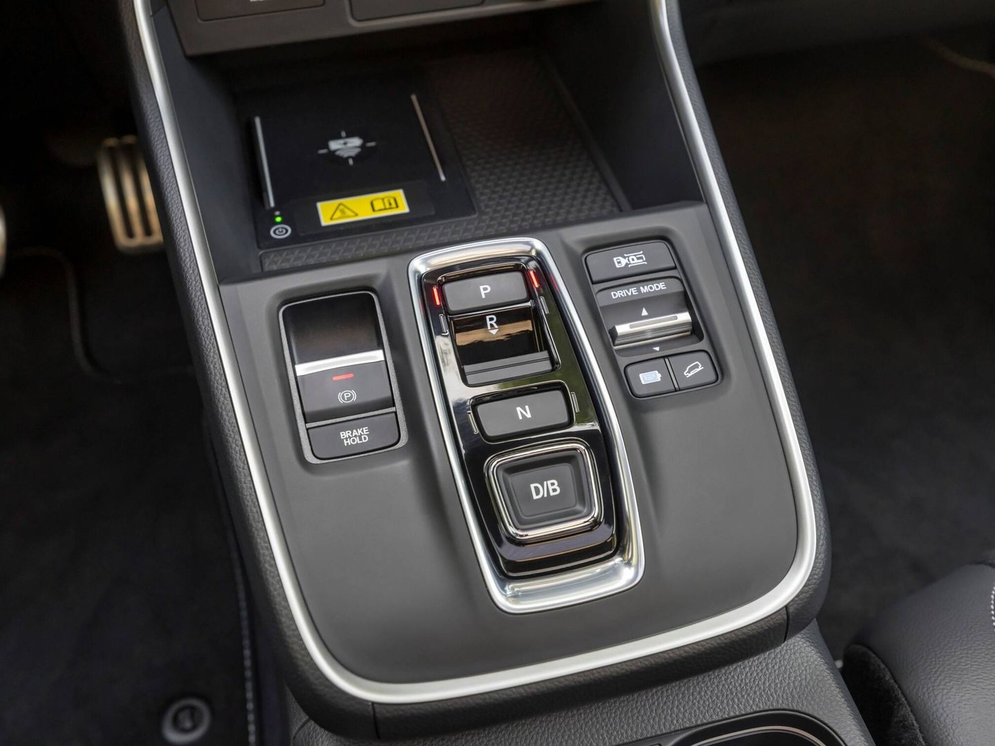 Desde la consola central se maneja la transmisión o los modos de conducción.