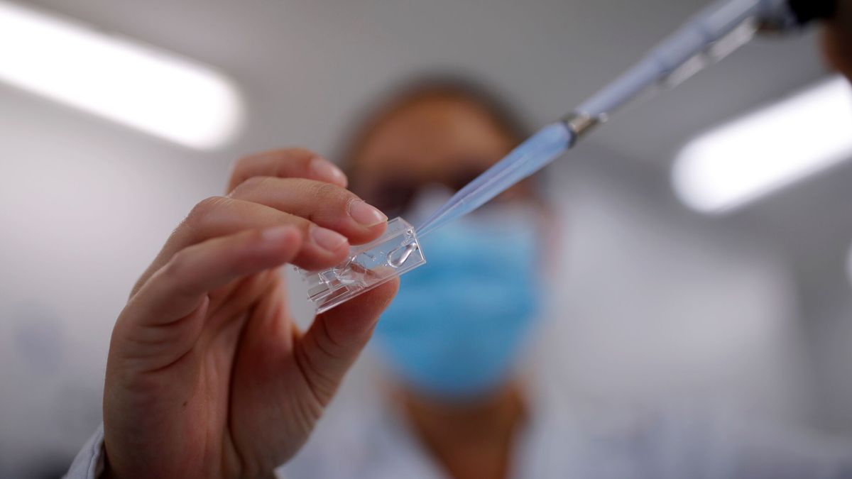 Francia suspende a 3.000 sanitarios por negarse a recibir la vacuna contra el covid-19