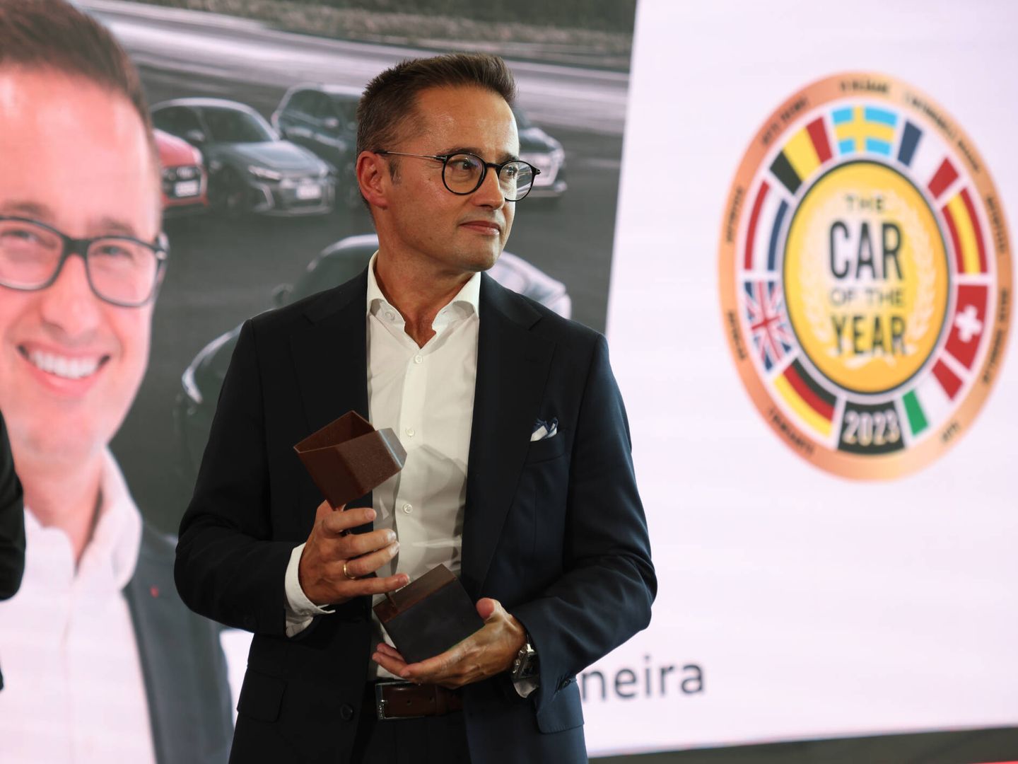 Fermín Soneira, vicepresidente senior de línea e-tron de Audi AG, tras recibir el premio 'El Abrazote de Manolo'.