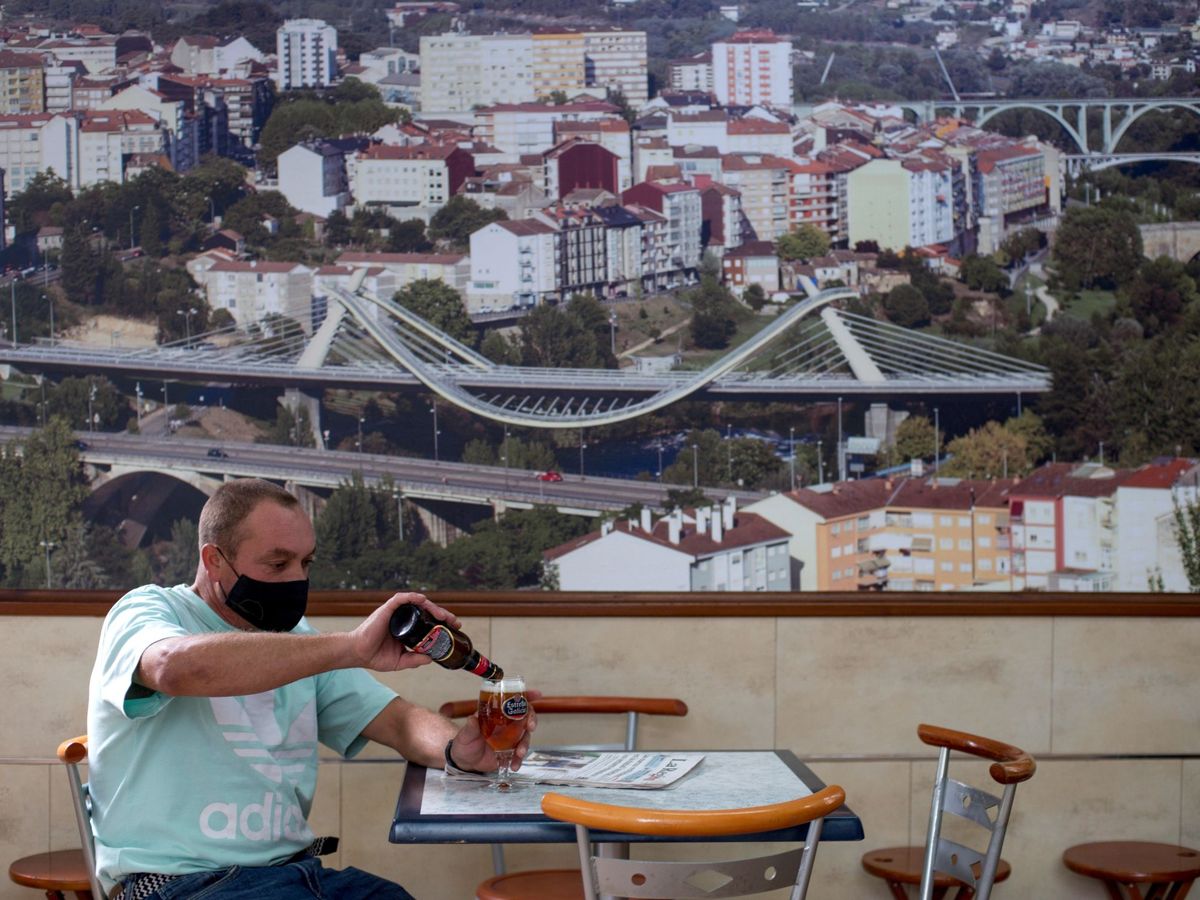 Foto: Un cliente en la terraza de un bar de Ourense. (EFE)