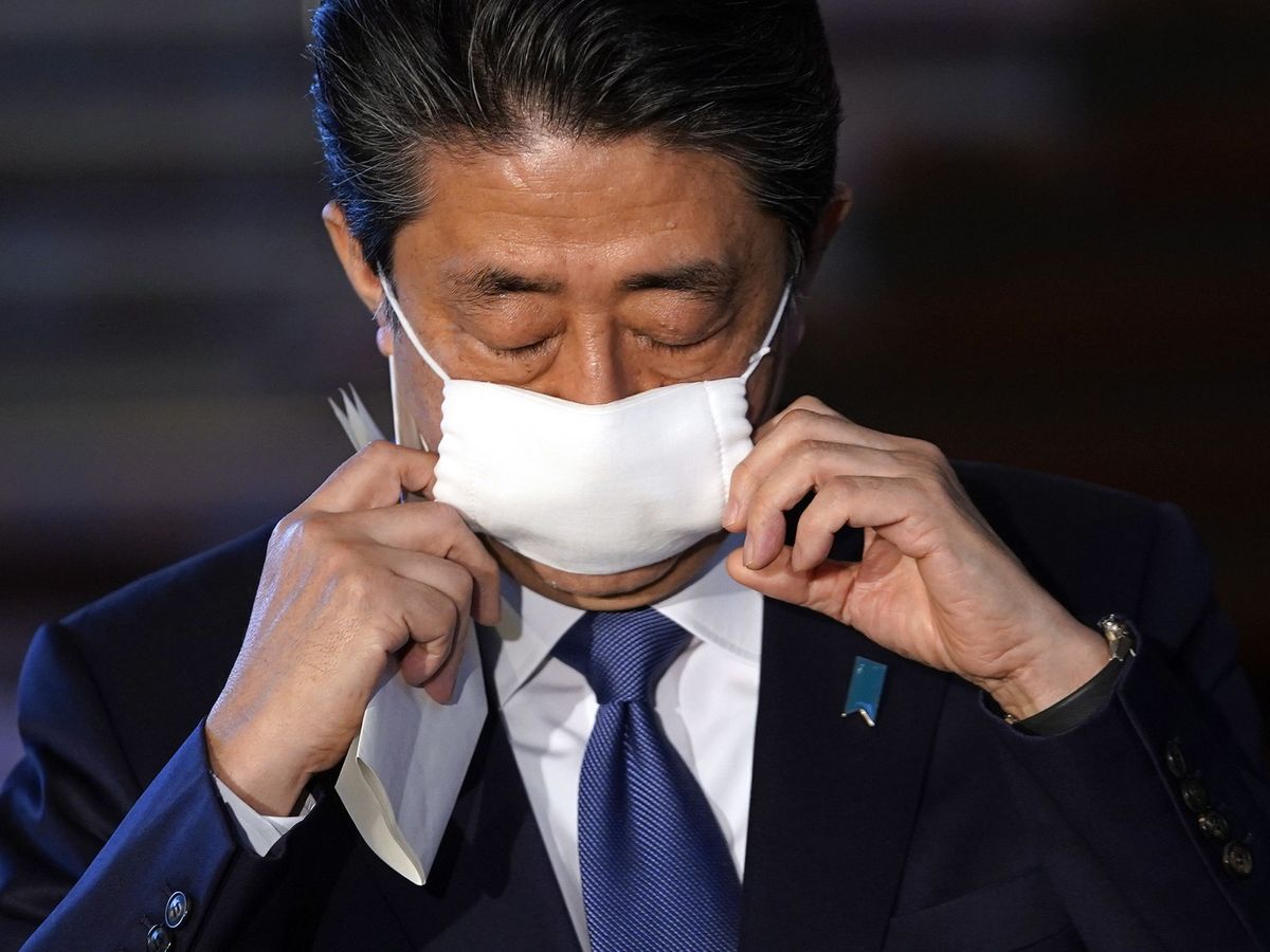 Foto: El primer ministro Shinzo Abe con la polémica mascarilla. (EFE)