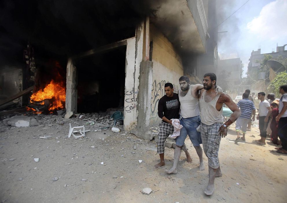 Foto: Palestinos evacuan a un herido en los últimos bombardeos sobre la Franja de Gaza (AP).