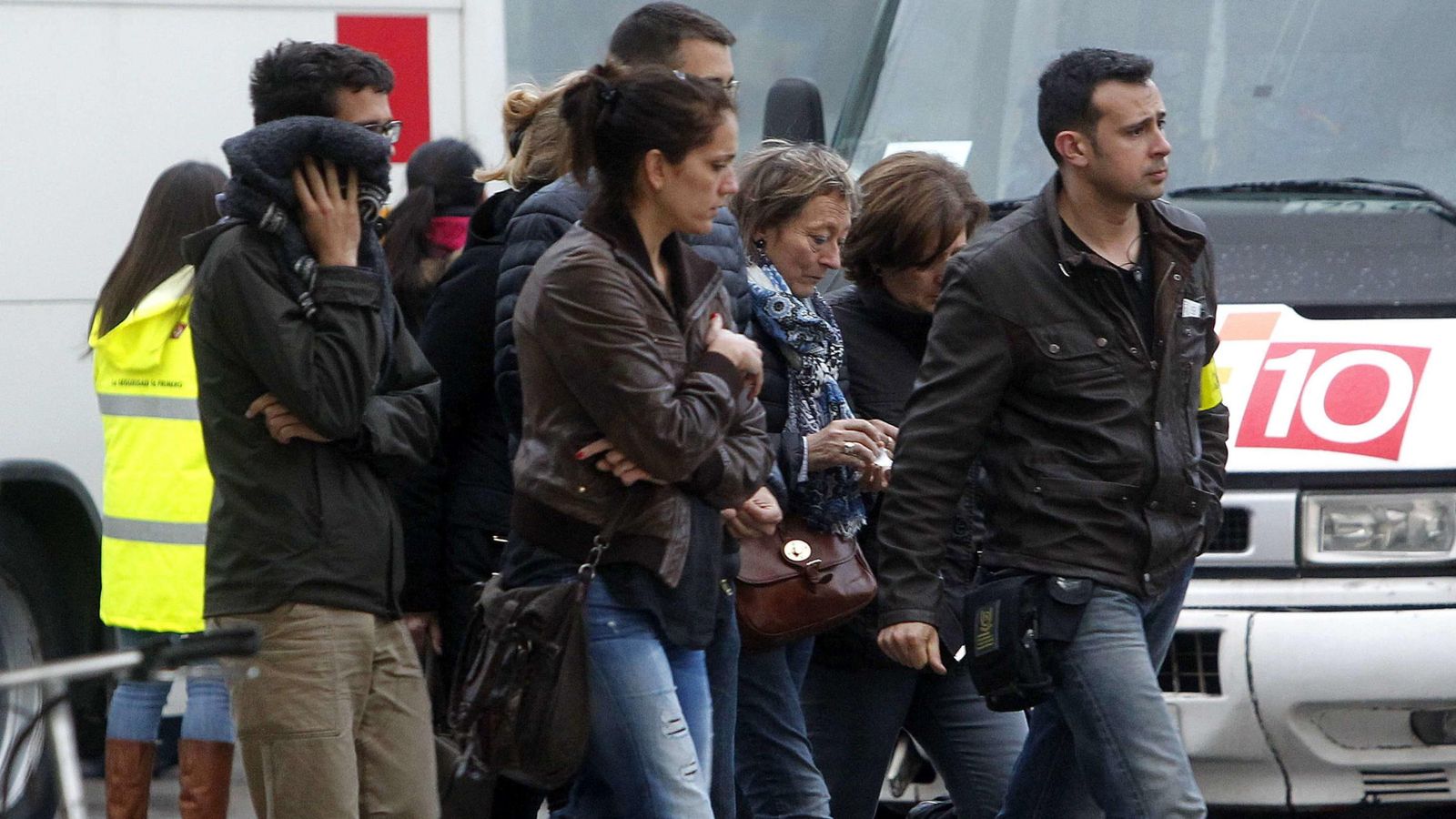 Foto: Familiares y amigos de las víctimas del accidente de avión que viajaba de Barcelona a Düsserlorf (EFE)