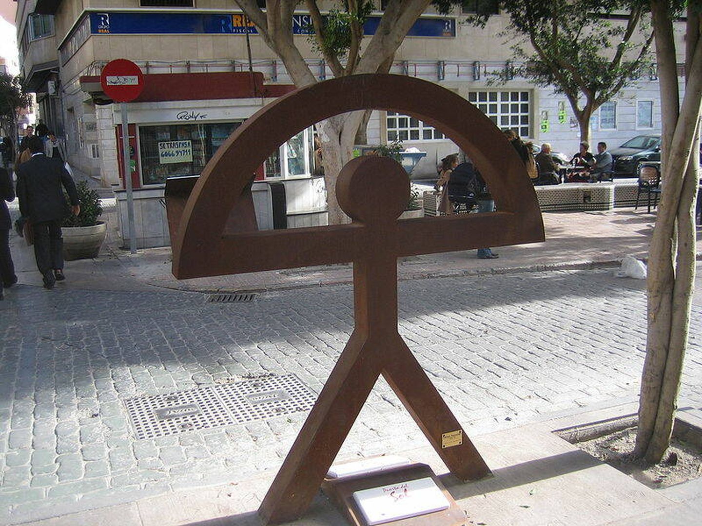 Escultura del Indalo en la Plaza Marqués de Heredia de Almería (Wikimedia/Ismael Olea)