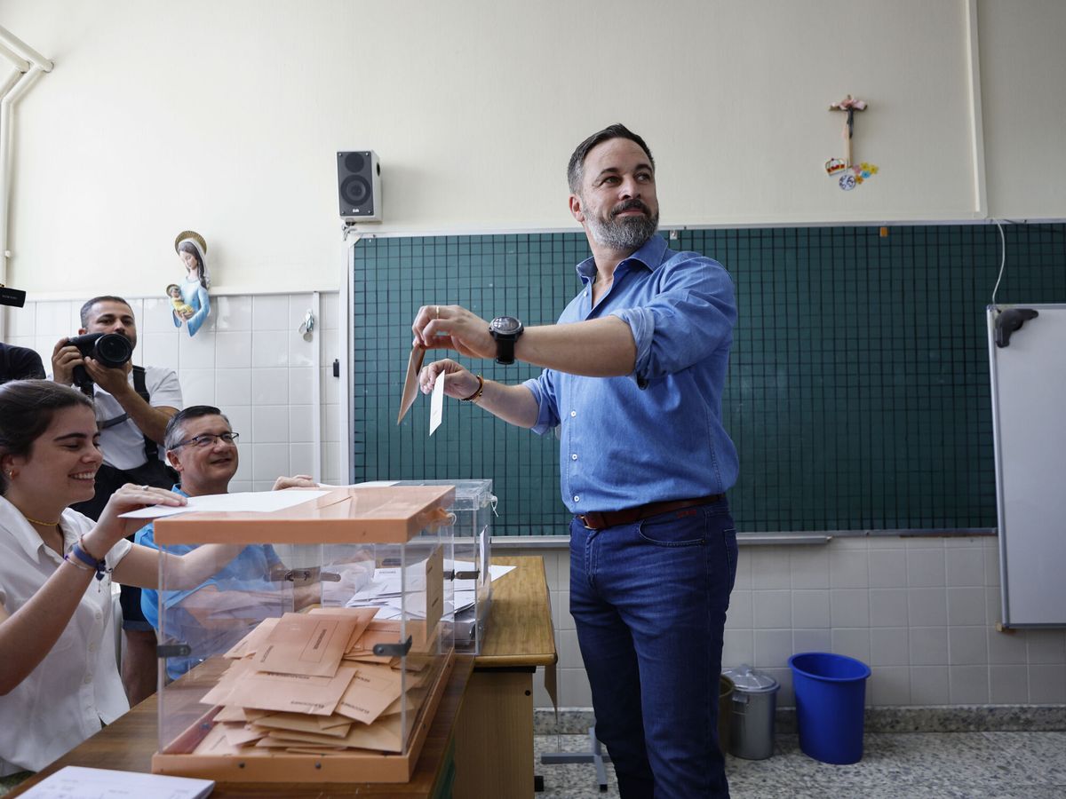 Foto: Santiago abascal depositando su voto en Madrid. (EFE/Rodrigo Jiménez)