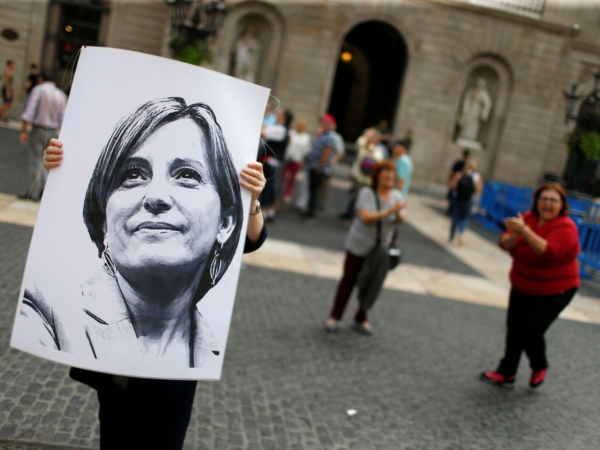 Foto: Una mujer sostiene un cartel por la libertad de Carme Forcadell, condenada por el Supremo. (Reuters)