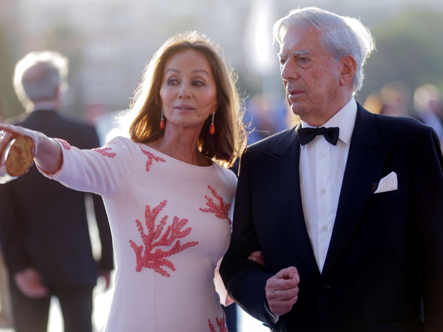 El premio Nobel de Literatura Mario Vargas Llosa e Isabel Preysler, en Valencia, la pasada primavera. (EFE)