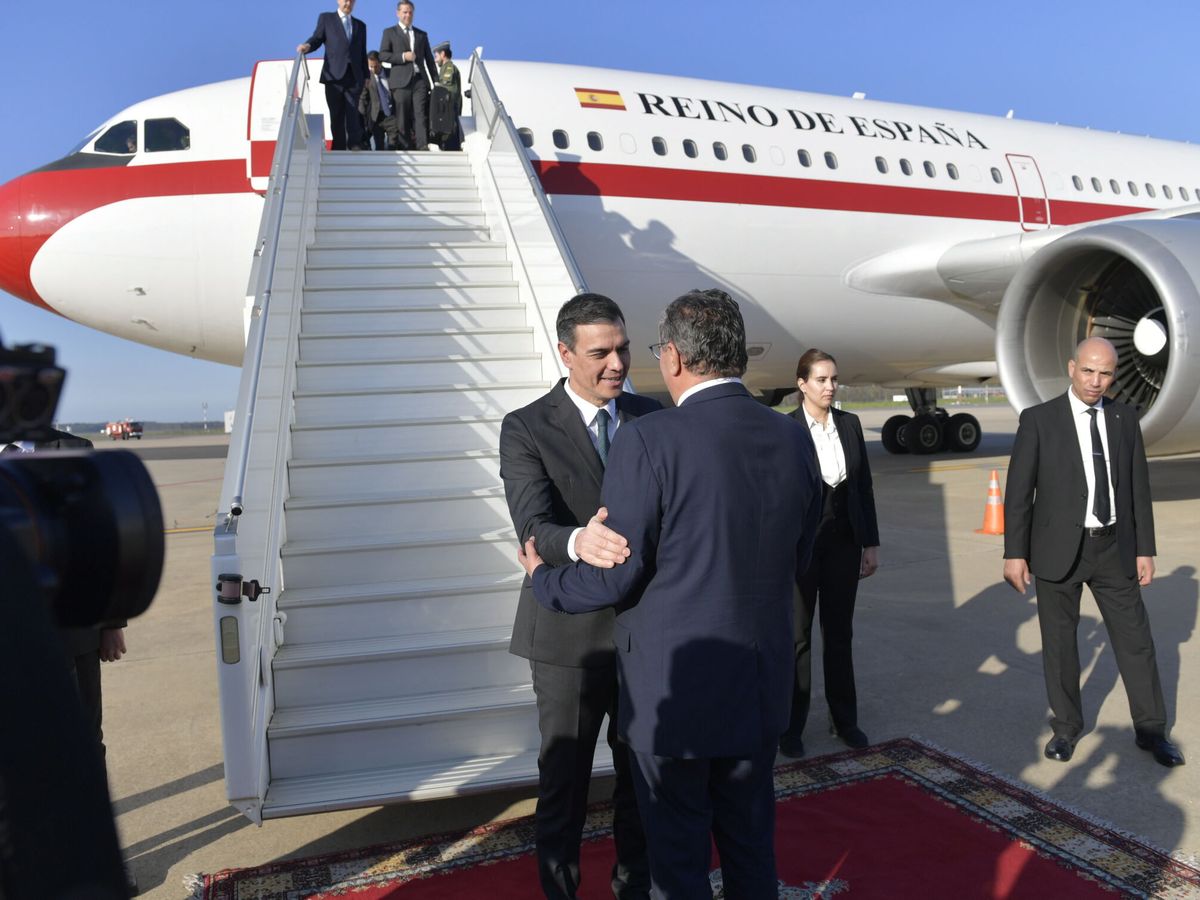 Foto: Pedro Sánchez saluda al primer ministro marroquí, Aziz Ajanuch, a su llegada a Rabat. (EFE/Jalal Morchidi)