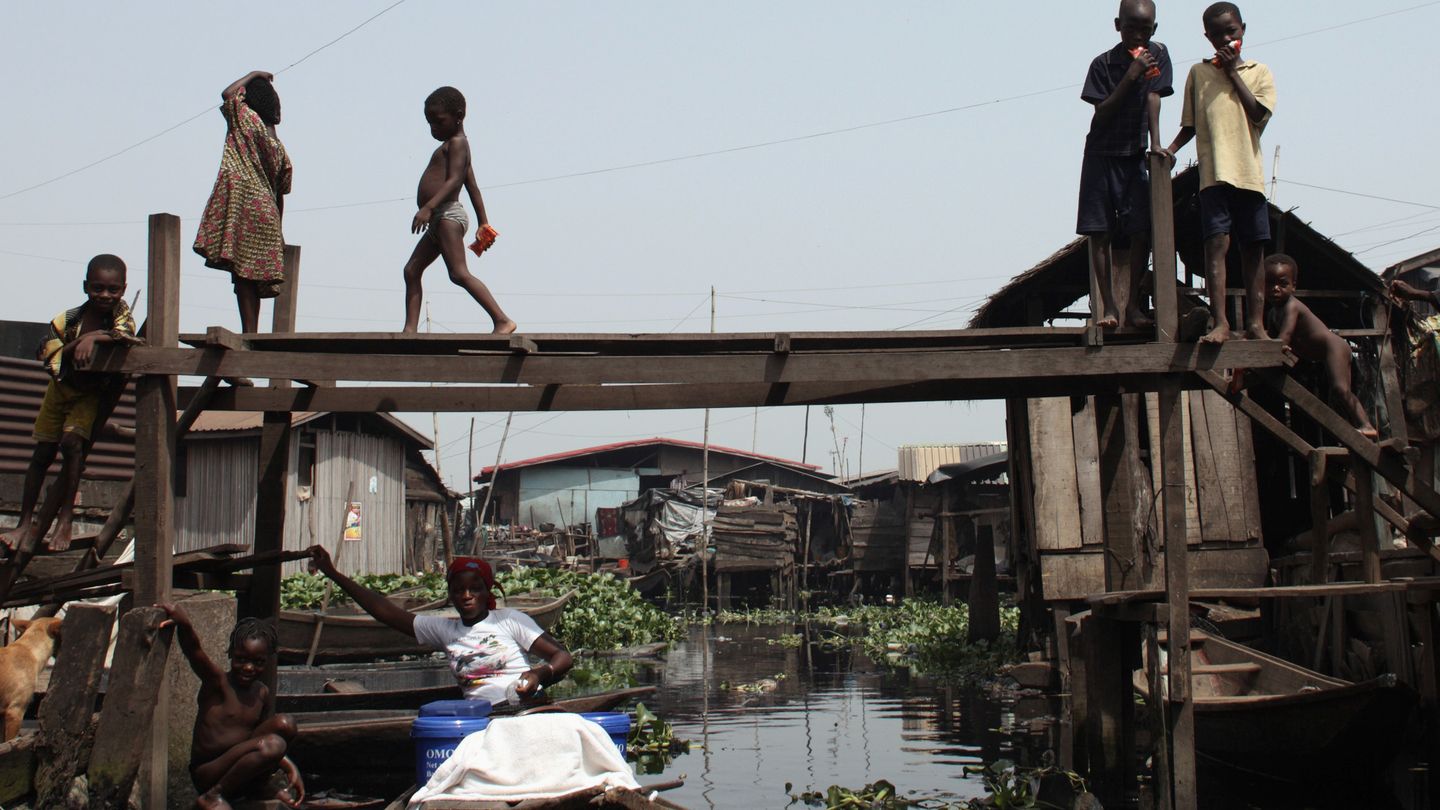 Habitantes de Makoko, la comunidad chabolista de pescadores de Lagos (Reuters). 