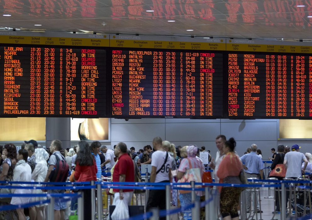 Foto: Anuncio de vuelos cancelados en el aeropuerto Ben Gurion (EFE)