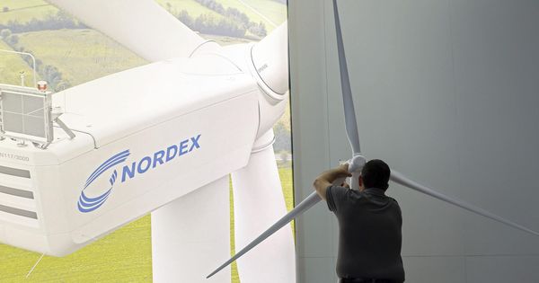 Foto: Un empleado prepara el 'stand' de la compañía Nordex en una feria de energía eólica. (EFE)