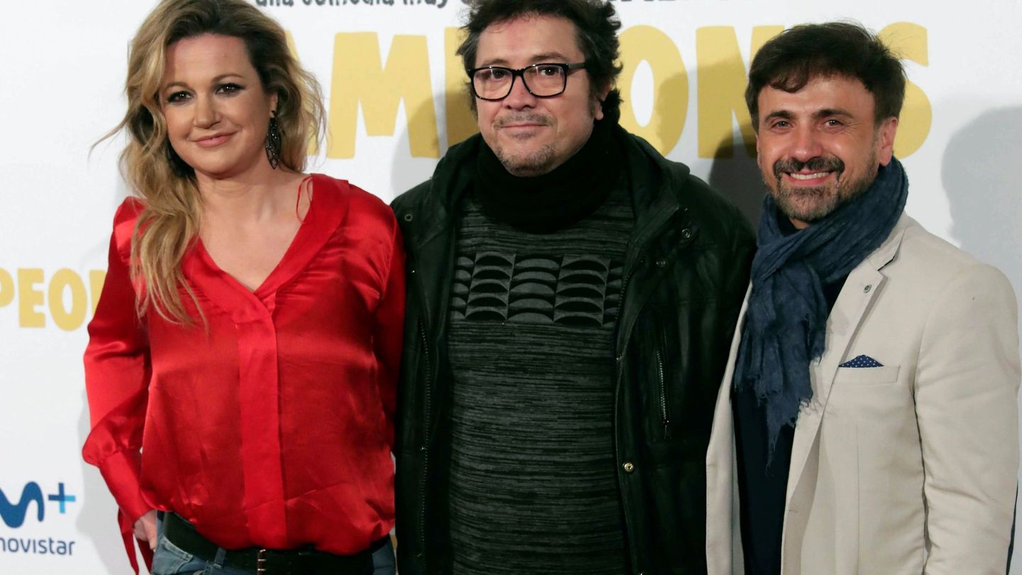 La pareja, con el actor Paco Collado durante la presentación de 'Campeones'. (EFE)