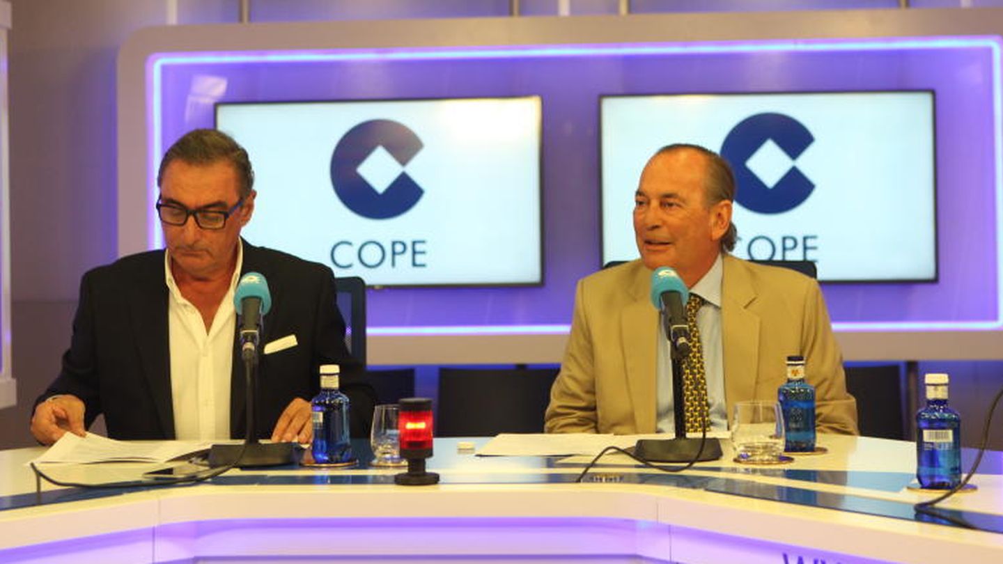 El locutor Carlos Herrera (i) y Rafael Pérez del Puerto, vicepresidente de COPE. 