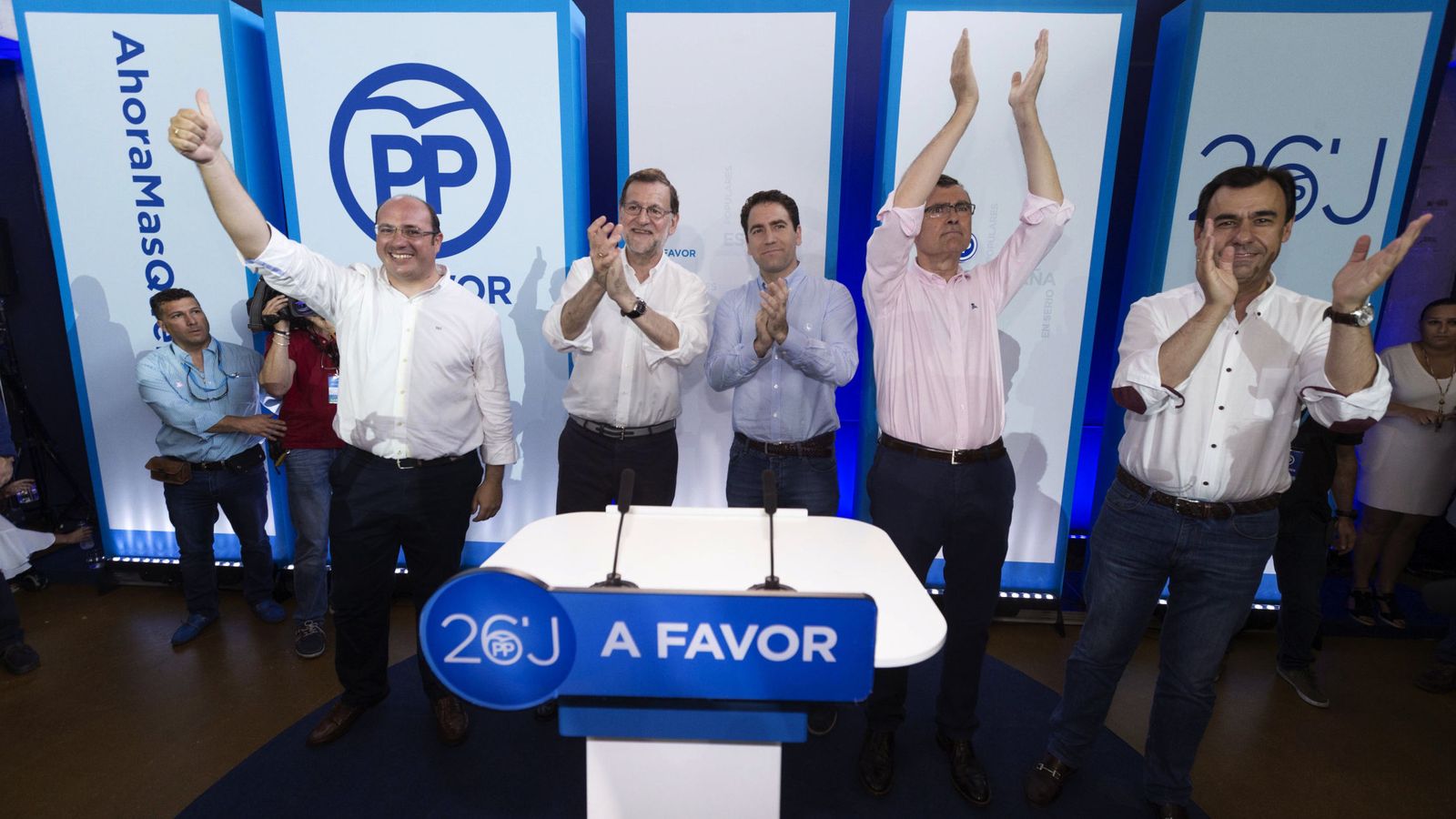 Foto: Pedro Antonio Sánchez (i), Mariano Rajoy (2i), José Ballesta (2d), Teodoro García (c) y Fernando Martínez-Maíllo (d). (EFE)