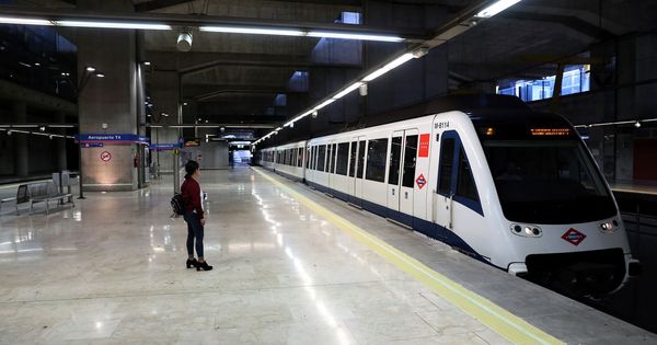 Foto: Pasajeros en la línea 8 del Metro de Madrid de Madrid. (EFE)