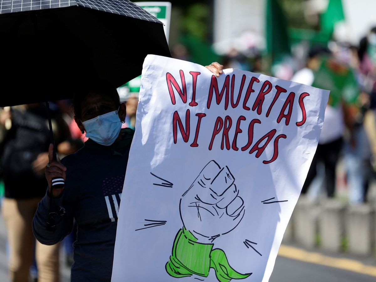 Foto: Mujeres salvadoreñas marchan para exigir políticas públicas sobre salud sexual y reproductiva este septiembre (EFE/Rodrigo Sura)