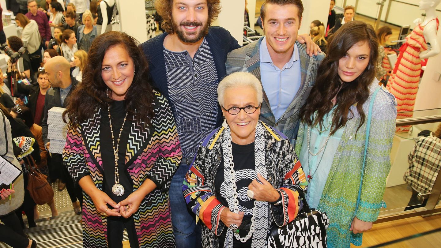 Angela Missoni posa con su hijo Francesco Maccapani Missoni, su madre Rosita, su sobrino Giacomo Missoni, y su hija Teresa Maccapani-Missoni (Getty Images)