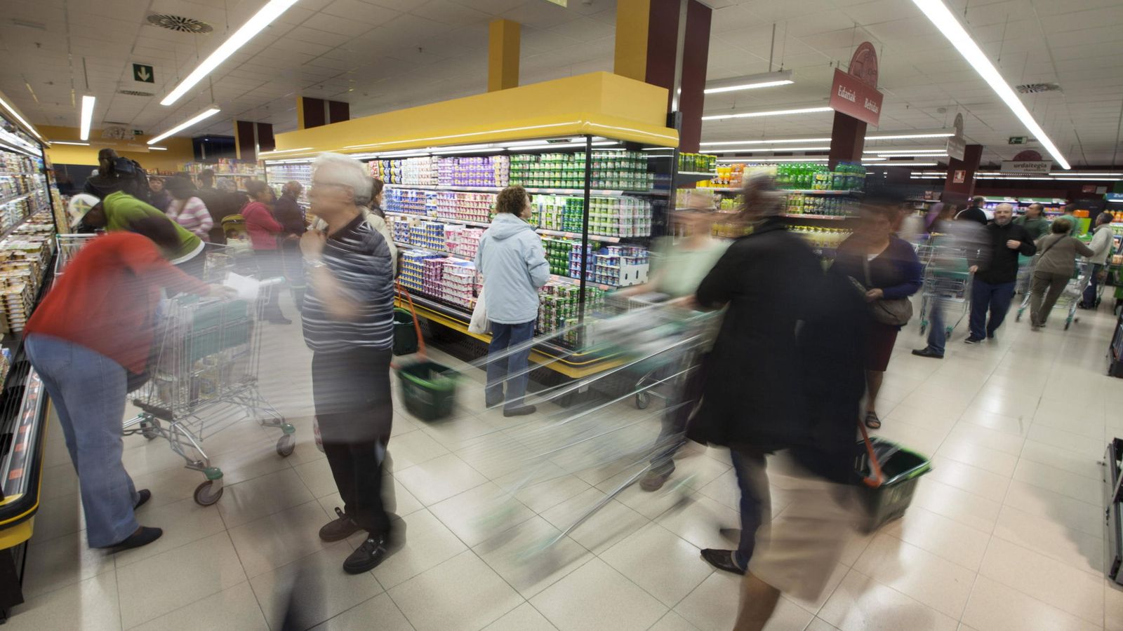 Foto: Imagen de archivo de un supermercado en España (EFE)