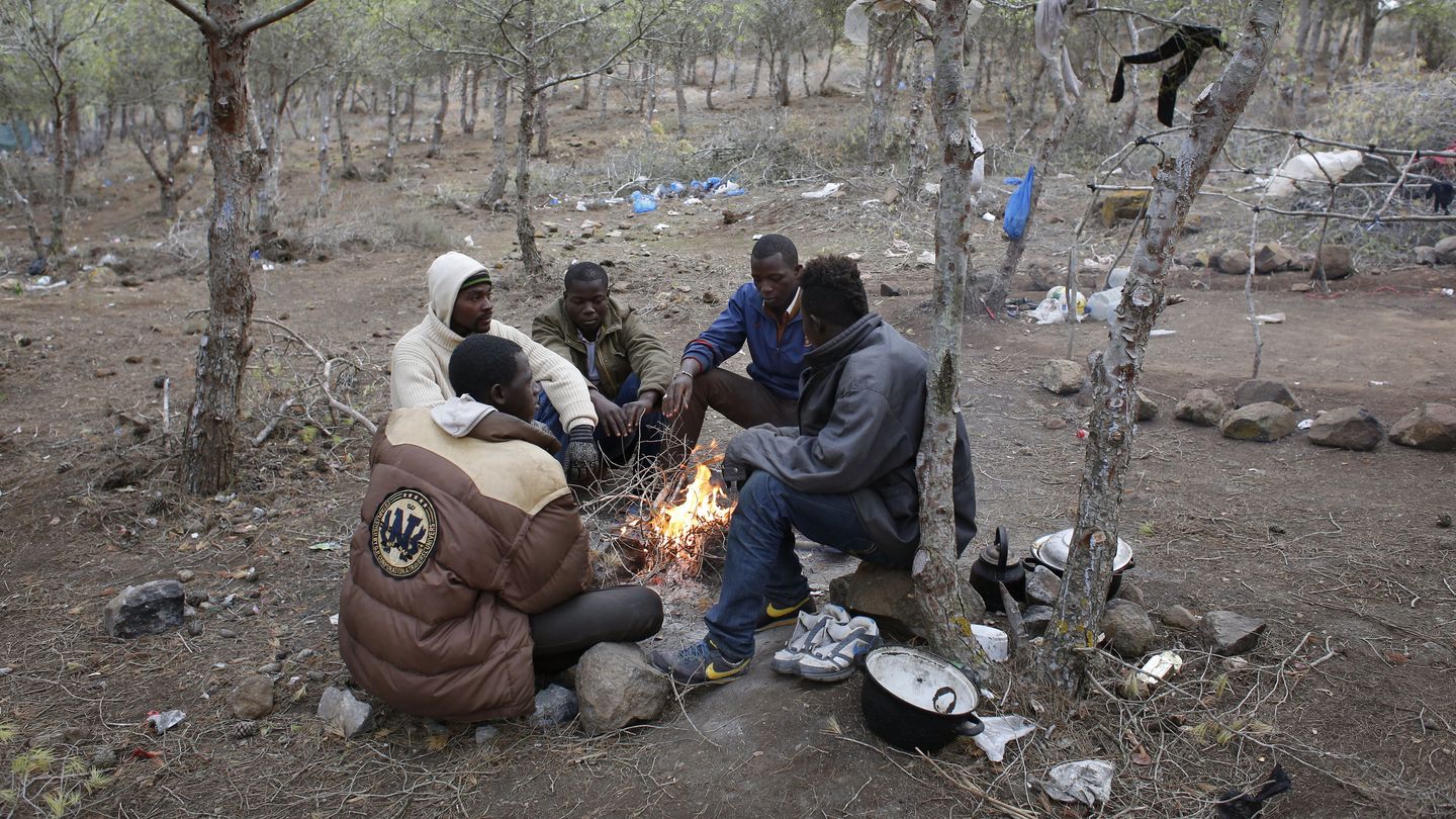 Un grupo de inmigrantes subsaharianos en el campamento clandestino de Bolingo (Reuters).