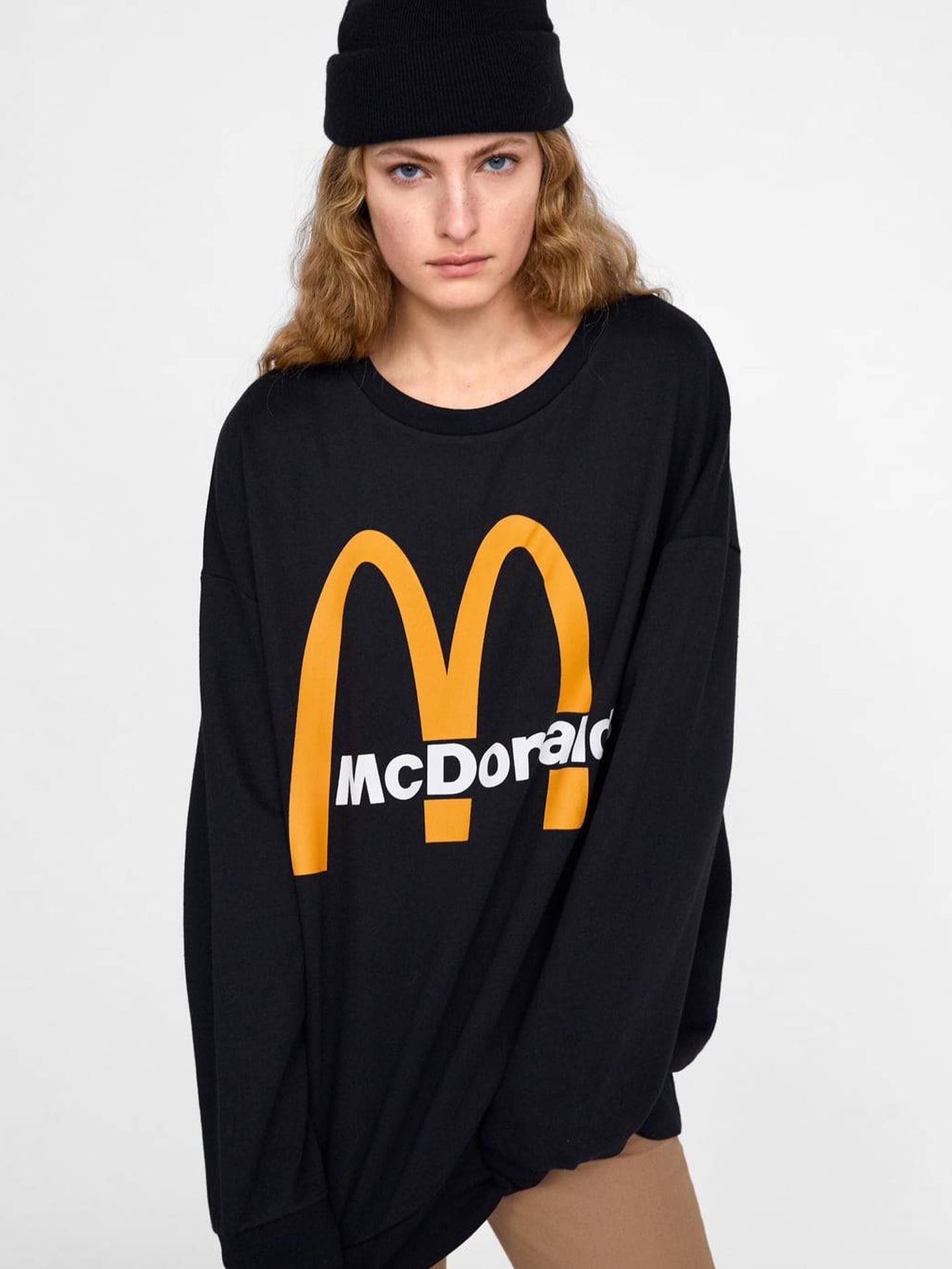 Negra, unisex, oversize y con el logo de McDonald’s, 22,95€. (Cortesía)