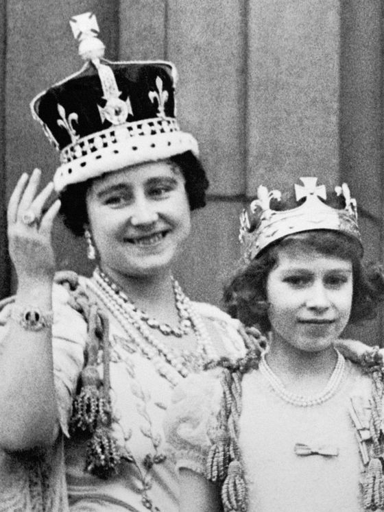 Isabel II, con su madre en la coronación de su padre. (CP) 