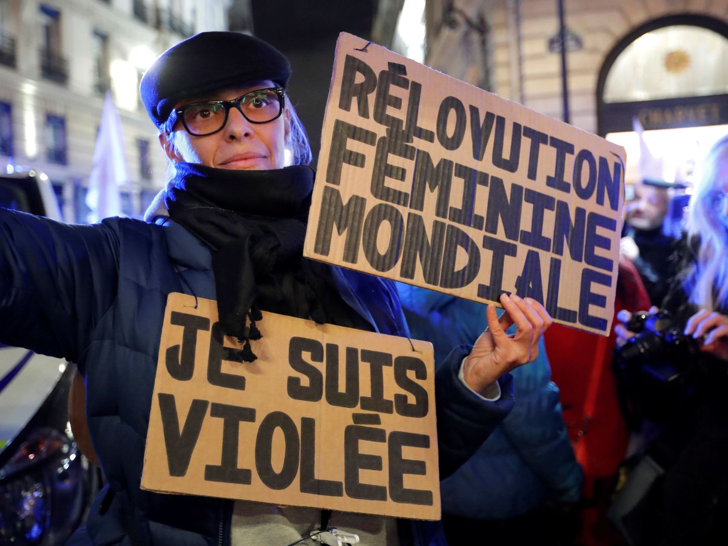 Protesta en Francia contra la absolución del violador de una niña de 11 años en la que el juez consideró que había habido consentimiento, el 14 de noviembre de 2017. (Reuters)